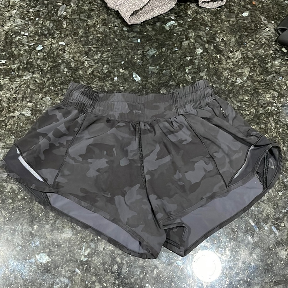Lululemon hotty hoty 2.5” low rise black camo shorts size 4